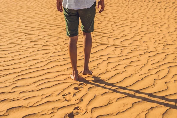 Man lost in the red desert — Stock Photo, Image