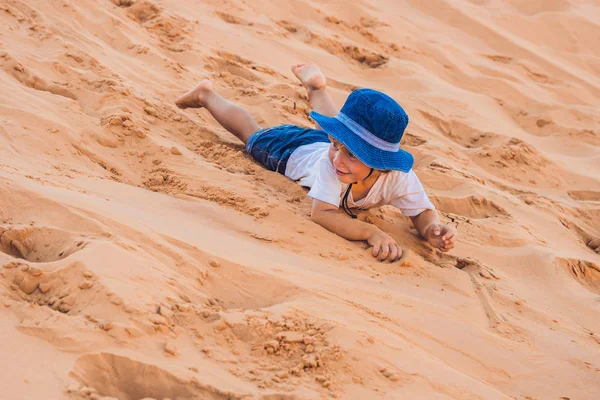 Ragazzo nel deserto rosso all'alba — Foto Stock