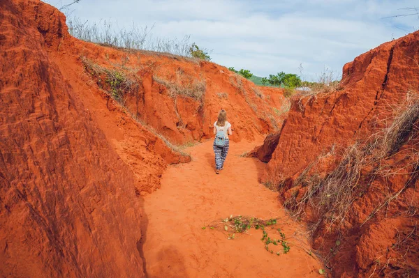 Mujer joven en cañón rojo — Foto de Stock