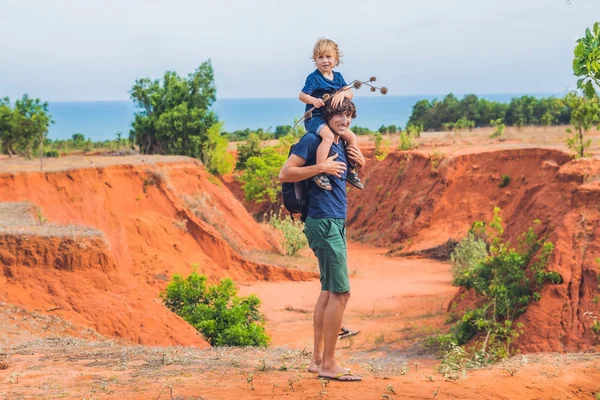 Father and son travelers — Stock Photo, Image