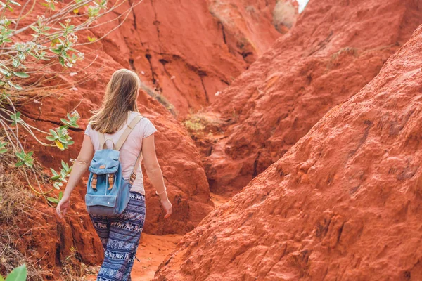 Genç kadın kırmızı Kanyon — Stok fotoğraf