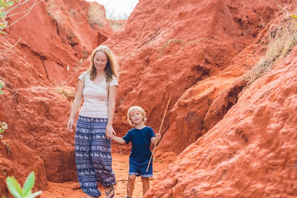 Mother and son travelers — Stock Photo, Image