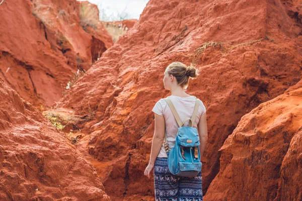 Молодая женщина в красном каньоне — стоковое фото