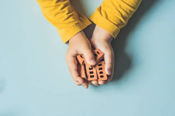 Child's hands playing with  bricks — Stock Photo, Image