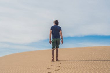 adam çölde Vietnam yürüyor