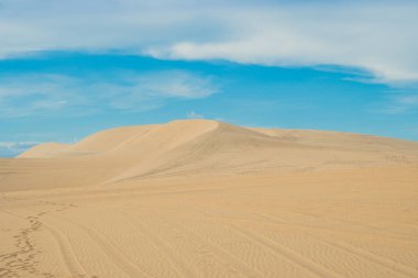 Çölde, MUI Ne sarı kum