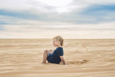 Çöldeki küçük çocuk