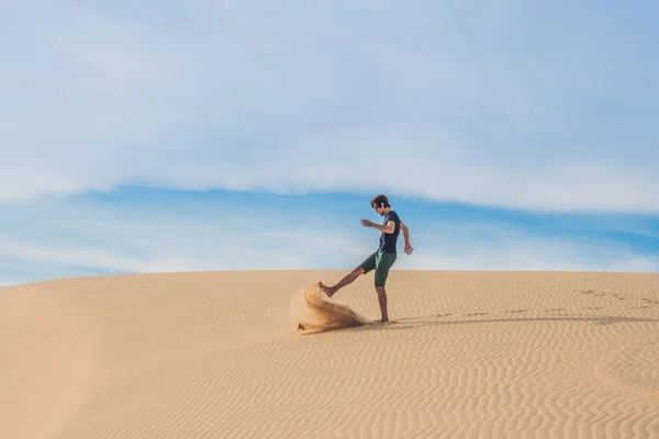 Man kicks the sand — Stock Photo, Image