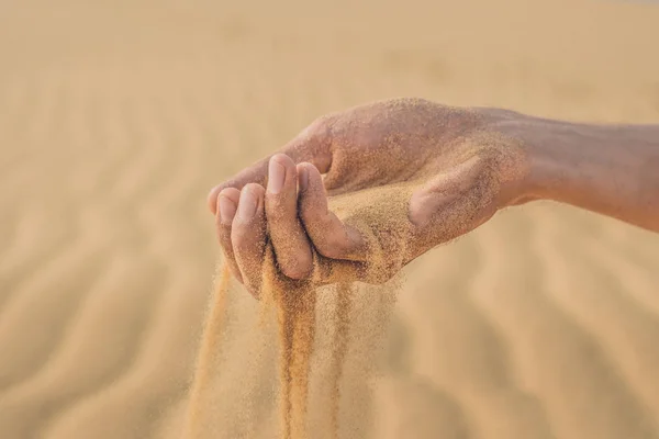 Az ujjak keresztül homok felfújtadat — Stock Fotó