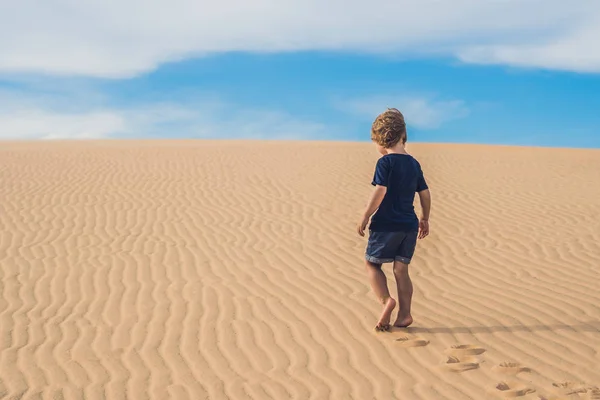 Niño en el desierto — Foto de Stock