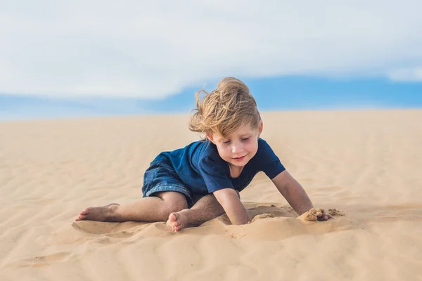 Bambino nel deserto — Foto Stock