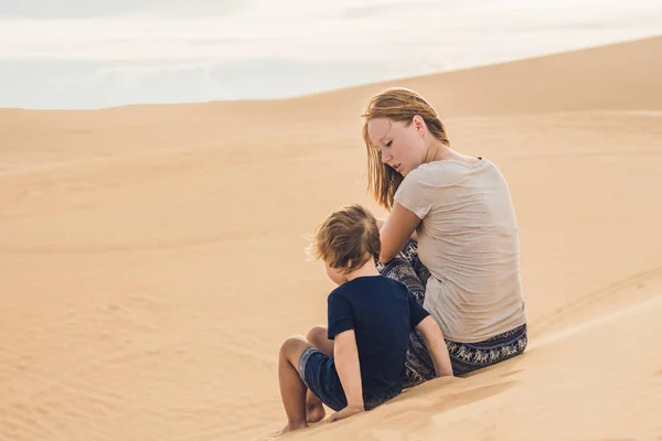 Mamma e figlio nel deserto . — Foto Stock