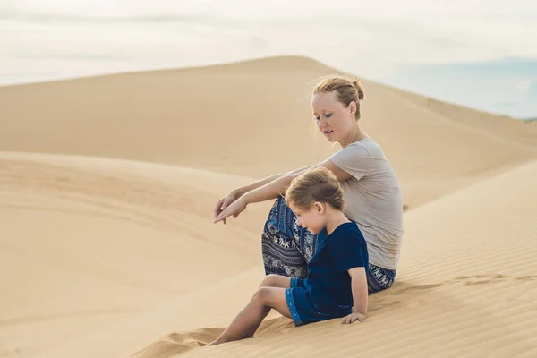 Мама и сын в пустыне . — стоковое фото