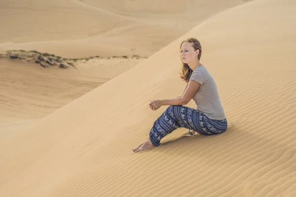 Junge Frau in der Wüste — Stockfoto