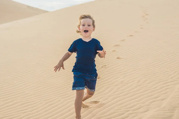 Little Boy in the desert — Stock Photo, Image