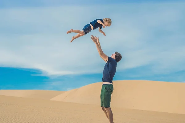 Padre e figlio nel deserto bianco — Foto Stock