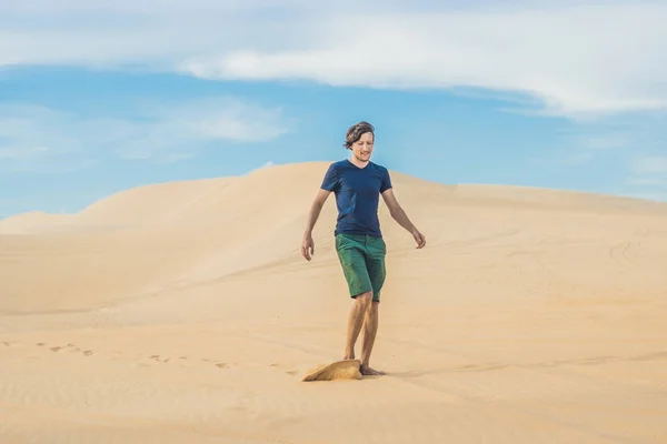 Férfi sétál a sivatagban Vietnam — Stock Fotó