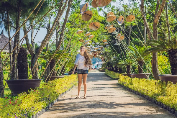 Junge Touristin und vietnamesische Hüte. — Stockfoto