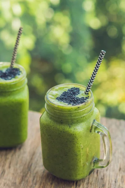 Batidos verdes frescos con plátano —  Fotos de Stock