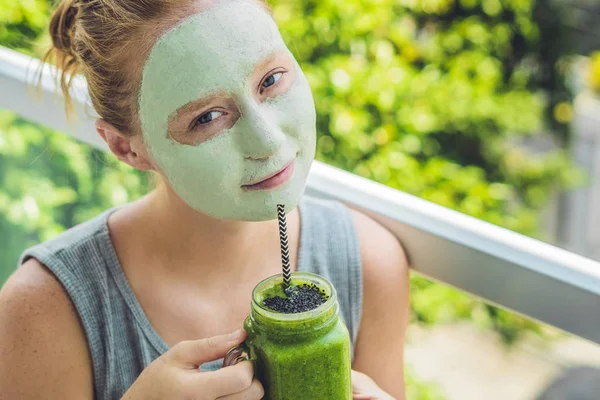 Mujer con mascarilla de barro verde facial . — Foto de Stock