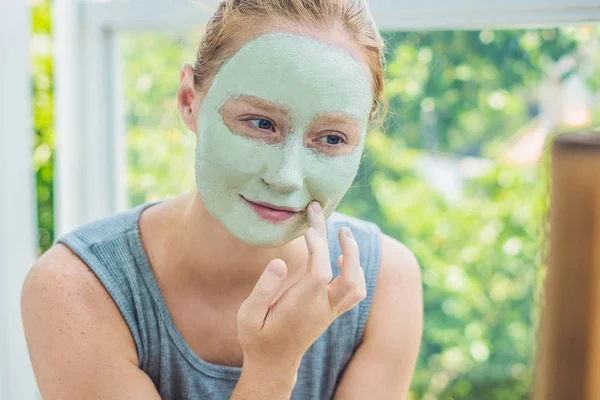 Kobieta, stosowania zielonej glinki twarzy maska — Zdjęcie stockowe