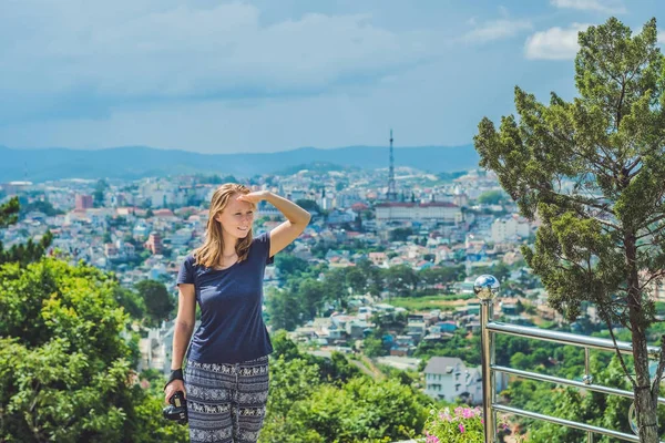 Jovem viajante feminina — Fotografia de Stock