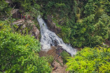 Dağcılar uçurumdan git 