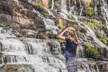 genç kadın uzun yürüyüşe çıkan kimse