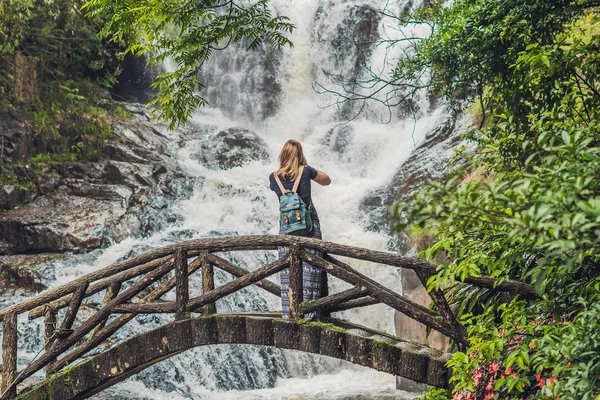 Femme Dans Fond Belle Cascade Datanla Cascade Dans Ville Montagne — Photo