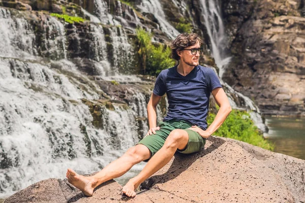 Mannen hiker nära Pongour Waterfall — Stockfoto