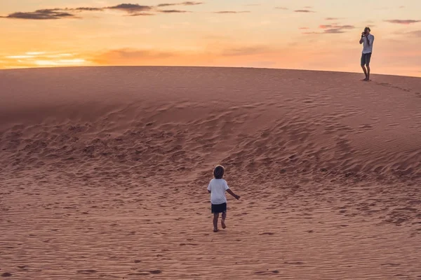 Apa és fia: a vörös sivatagban — Stock Fotó