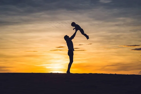 Vader en zoon op de rode woestijn — Stockfoto