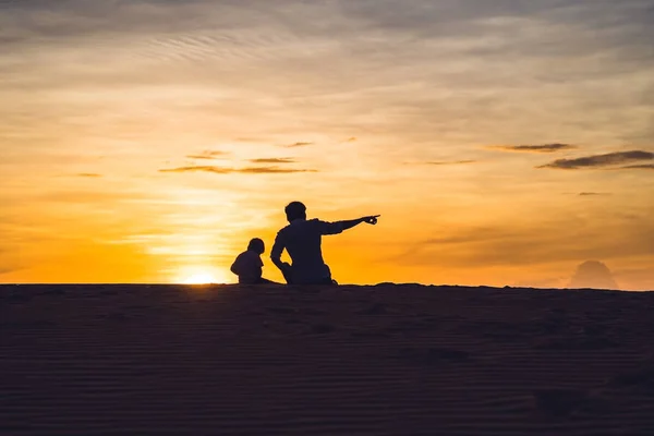 Padre e hijo en el desierto rojo — Foto de Stock