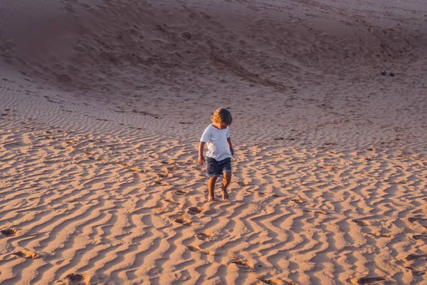 Fiú fut, körül a vörös sivatagban — Stock Fotó