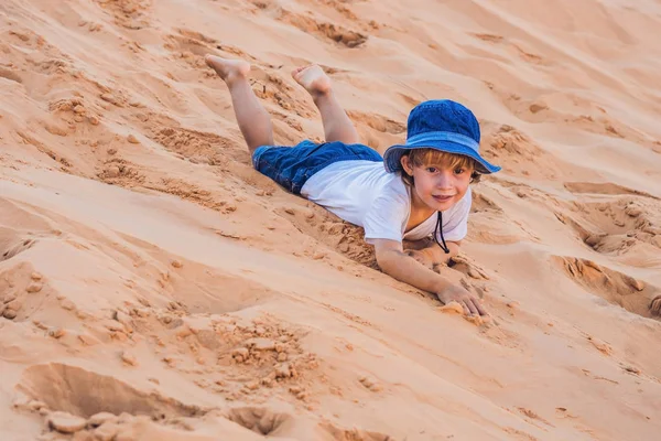 Chłopiec w czerwonej pustyni o świcie — Zdjęcie stockowe