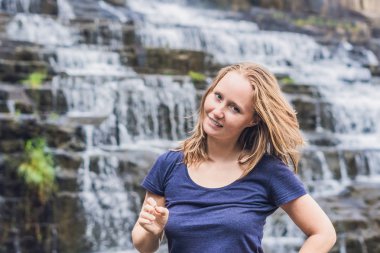 genç kadın uzun yürüyüşe çıkan kimse