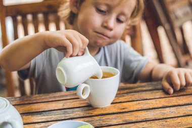  Çocuk tatlım çay dökülen.
