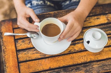 kadın kahve tutuyor