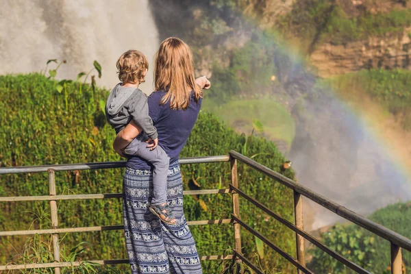 Mãe e filho perto da cachoeira Elefante — Fotografia de Stock