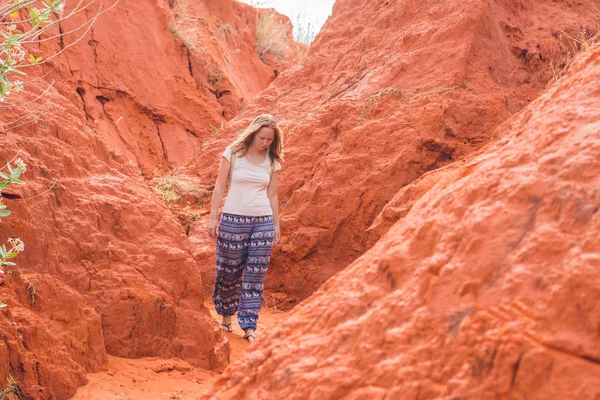 Jonge vrouw in rode canyon — Stockfoto