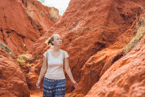 Genç kadın kırmızı Kanyon — Stok fotoğraf