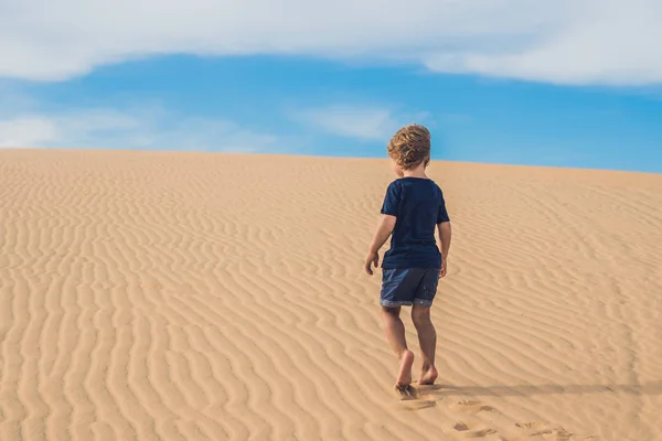 Jongetje in de woestijn. — Stockfoto