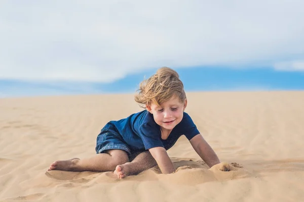 Bambino nel deserto . — Foto Stock