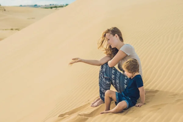 Mamma e figlio nel deserto . — Foto Stock
