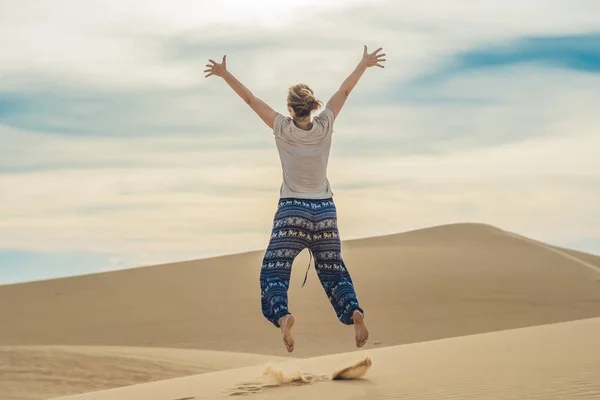 Молодая женщина в песчаной пустыне — стоковое фото