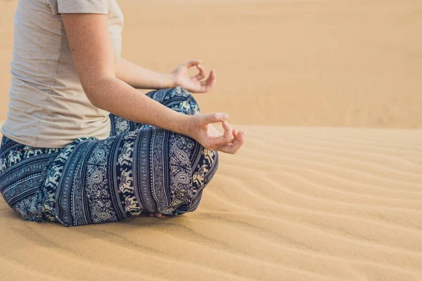 Mujer joven meditando en el desierto — Foto de Stock