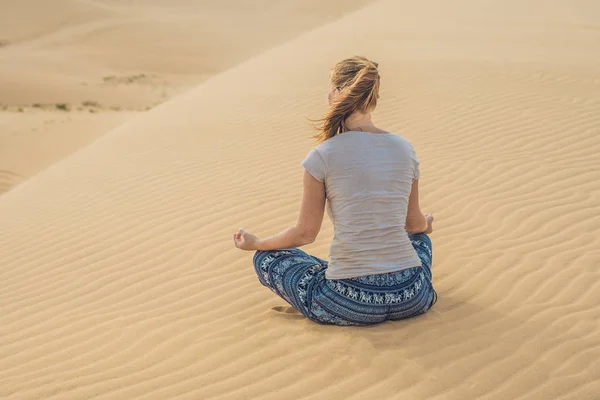 Genç kadın çöle meditasyon — Stok fotoğraf