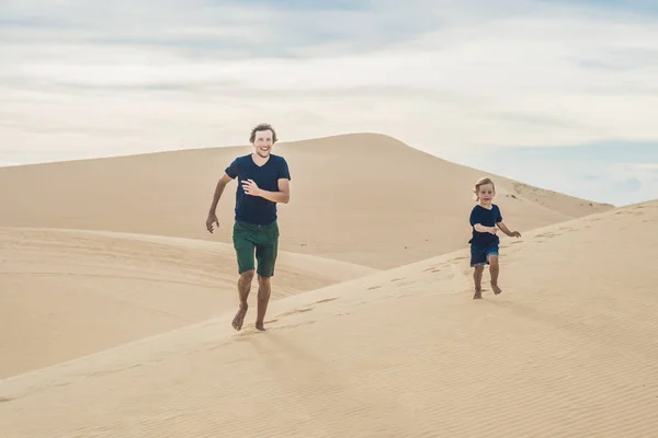 Padre e figlio nel deserto bianco — Foto Stock