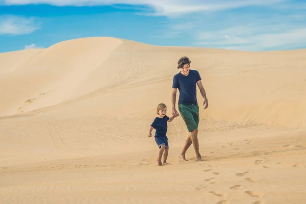 Padre e figlio nel deserto bianco — Foto Stock