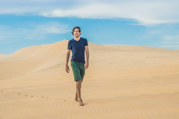 Hombre está caminando en el desierto Vietnam —  Fotos de Stock